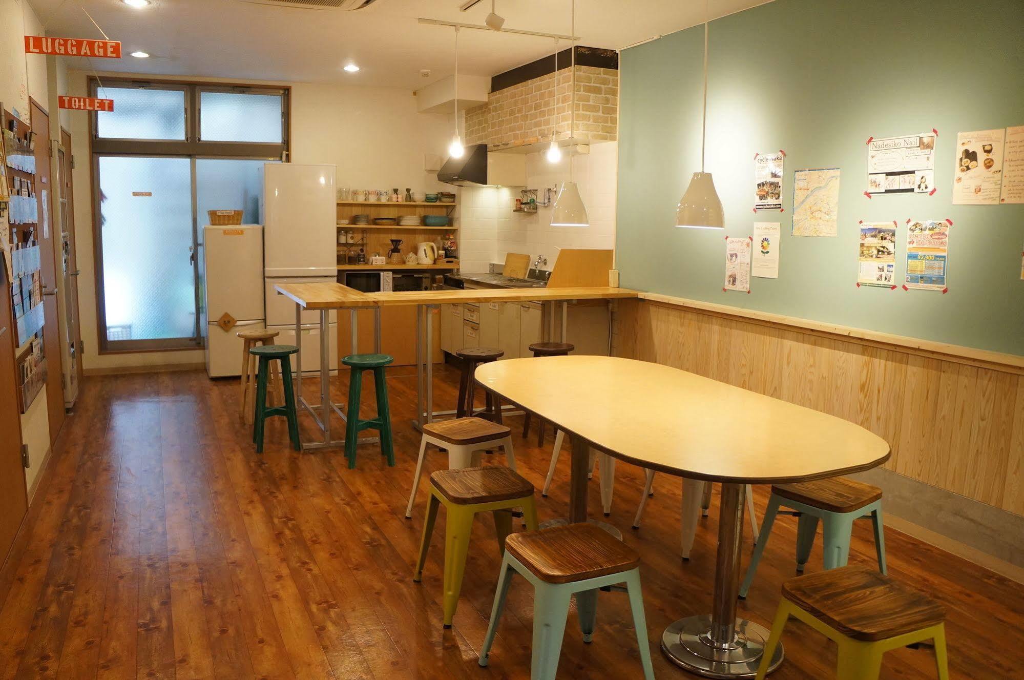 J-Hoppers Osaka Guesthouse Bagian luar foto