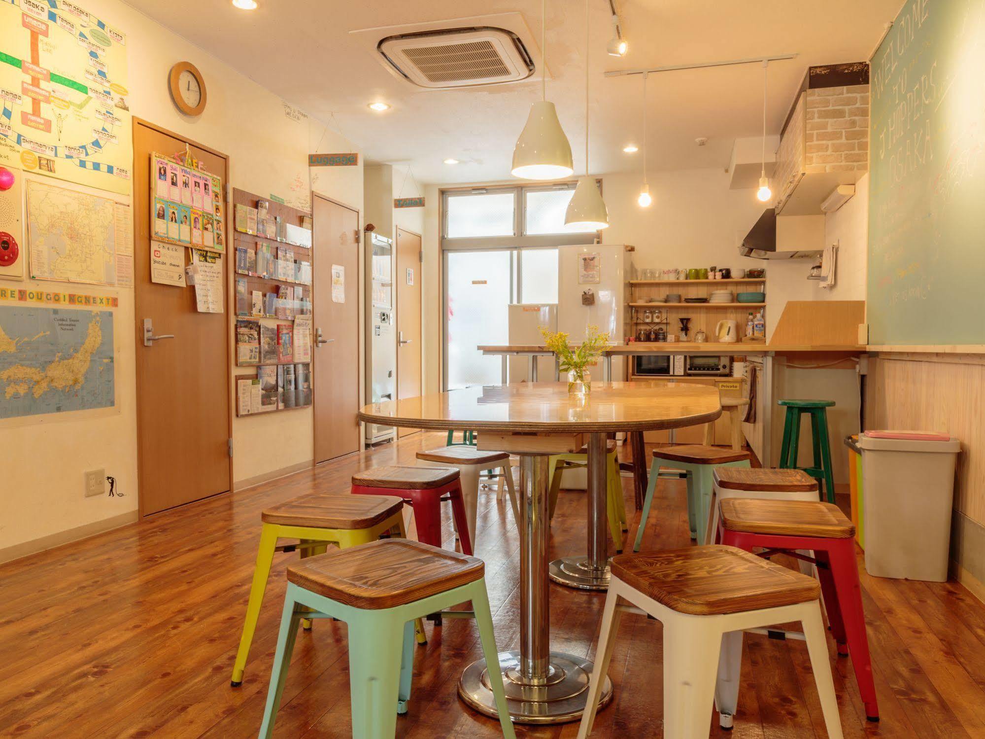 J-Hoppers Osaka Guesthouse Bagian luar foto